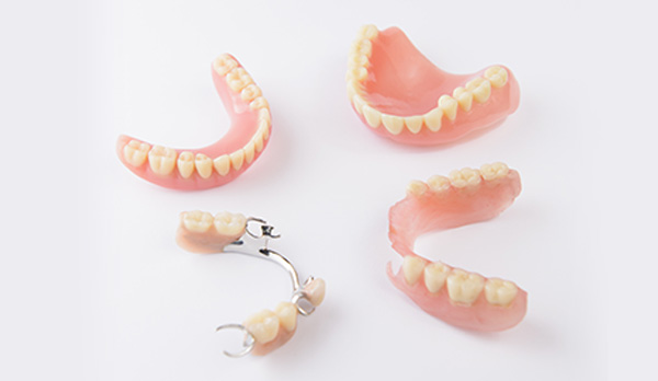 入れ歯治療における保険診療と自費診療の違い